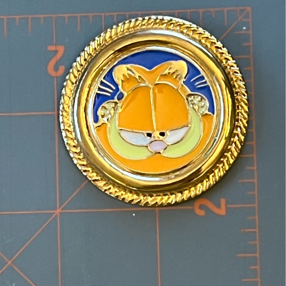 Vintage Garfield Enamel Scarf Clip Pin with Gold Trim likely 1994 Korea - Picture 10 of 15